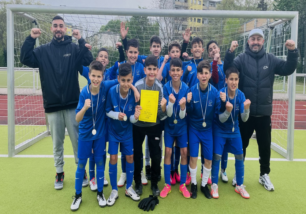 Berlin Aziz Nesin İlkokulu futbol takımı turnuvayı namağlup bitirdi