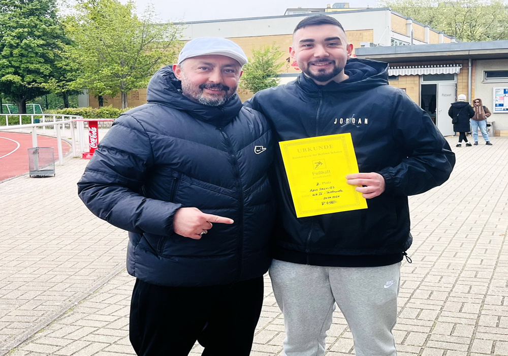 Berlin Aziz Nesin İlkokulu futbol takımı turnuvayı namağlup bitirdi