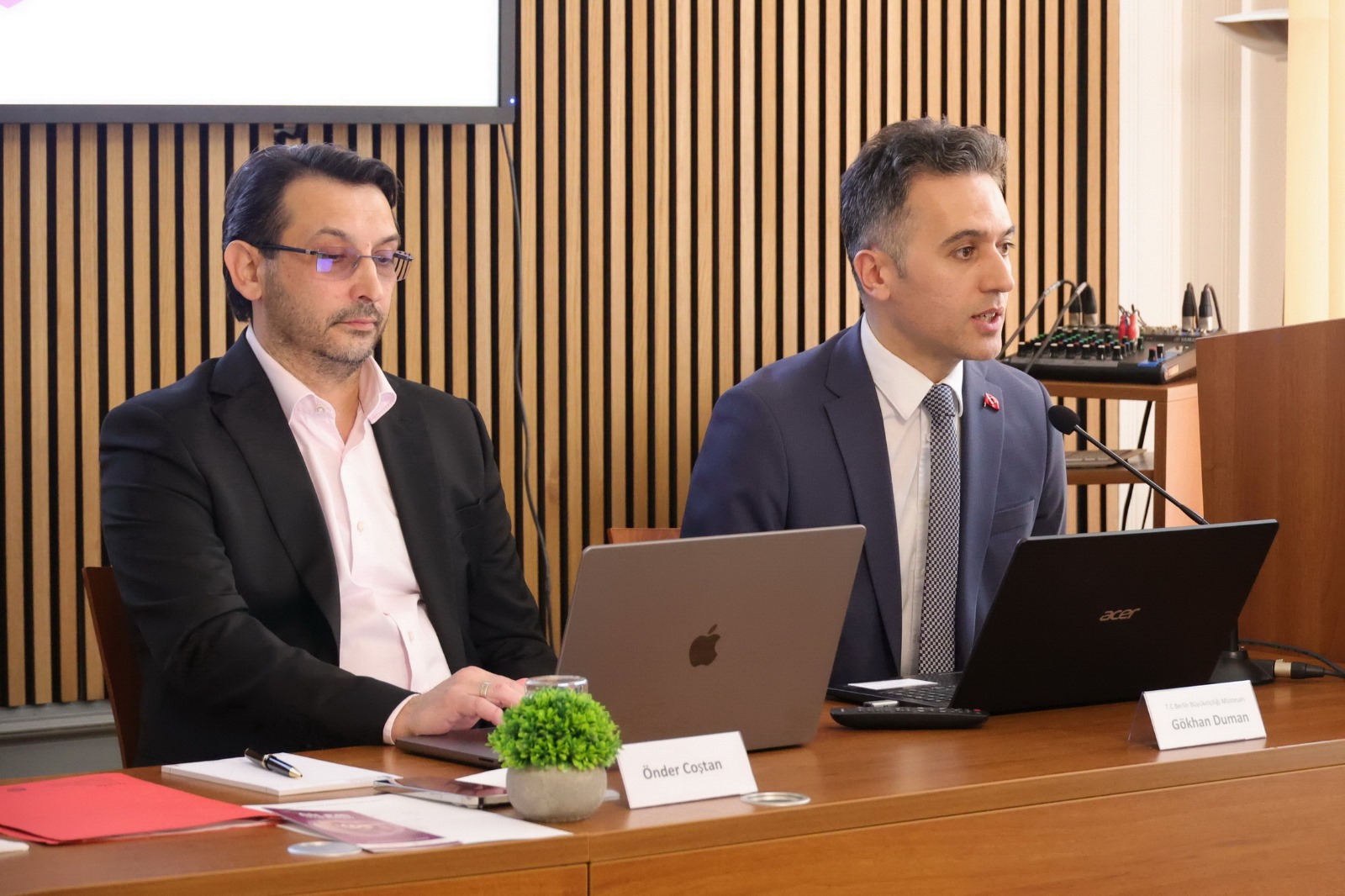 Berlin`de “Koruyucu Ailem Olur musun?” konulu toplantı düzenlendi