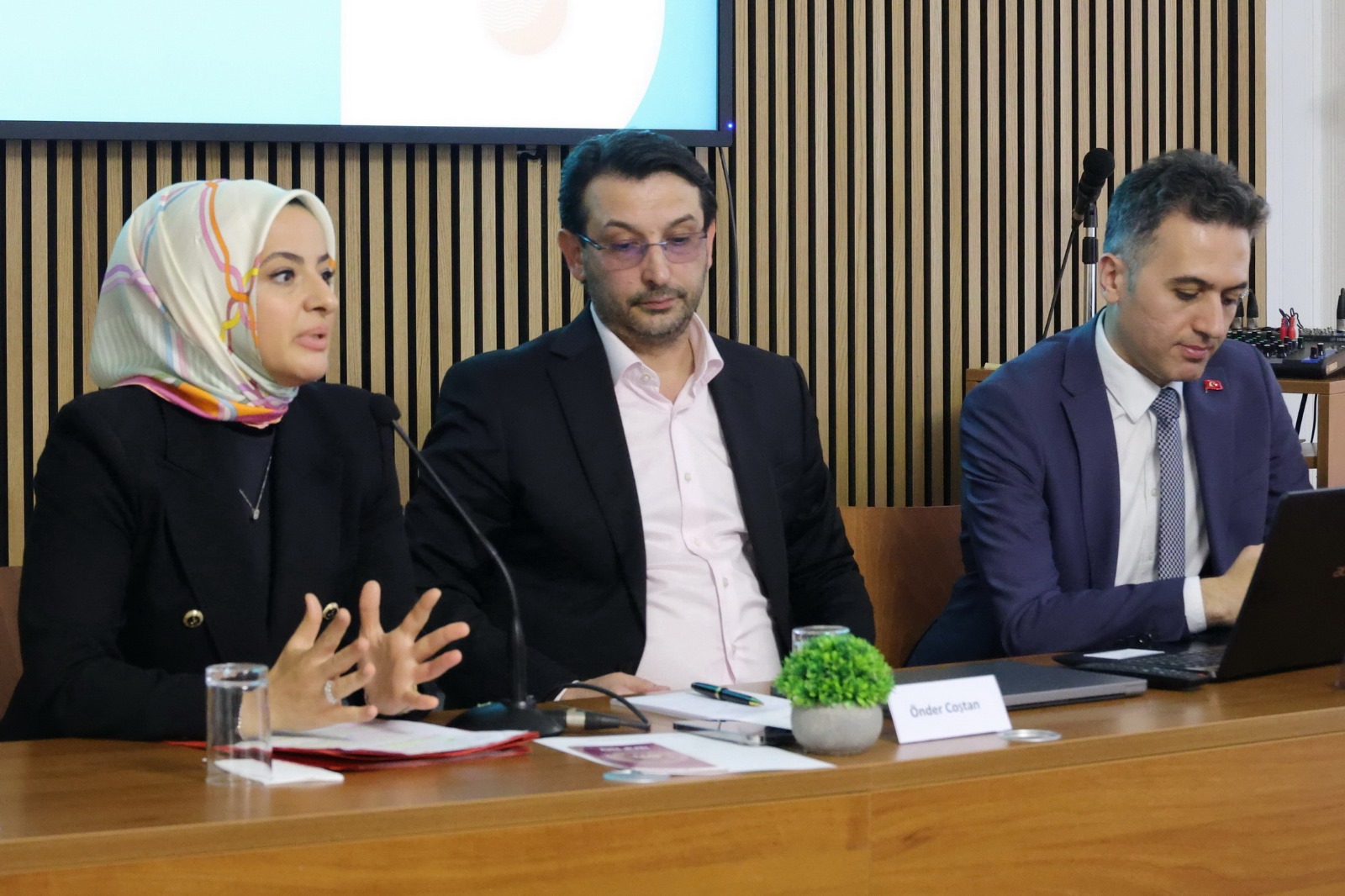 Berlin`de “Koruyucu Ailem Olur musun?” konulu toplantı düzenlendi