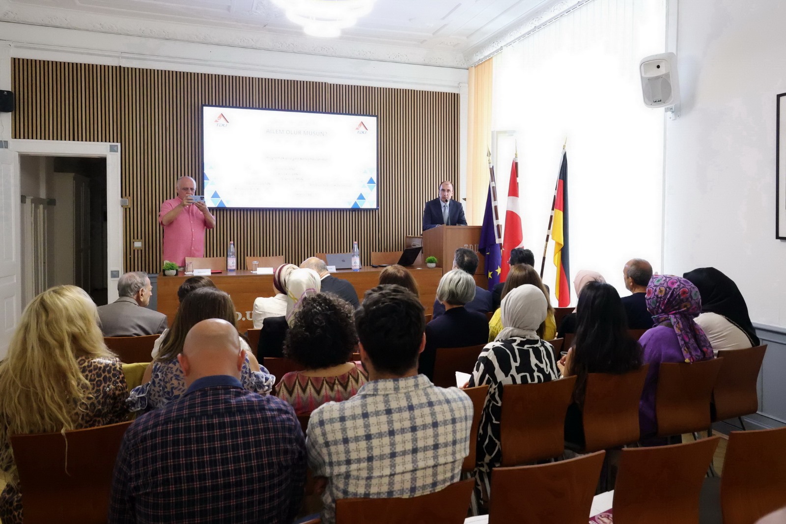 Berlin`de “Koruyucu Ailem Olur musun?” konulu toplantı düzenlendi