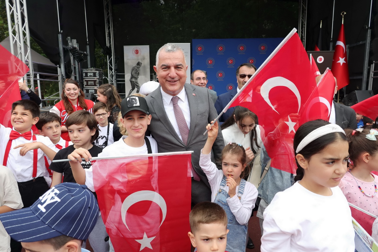 Berlin`de 19 Mayıs ve 23 Nisan Şenlikleri Coşkuyla Kutlandı