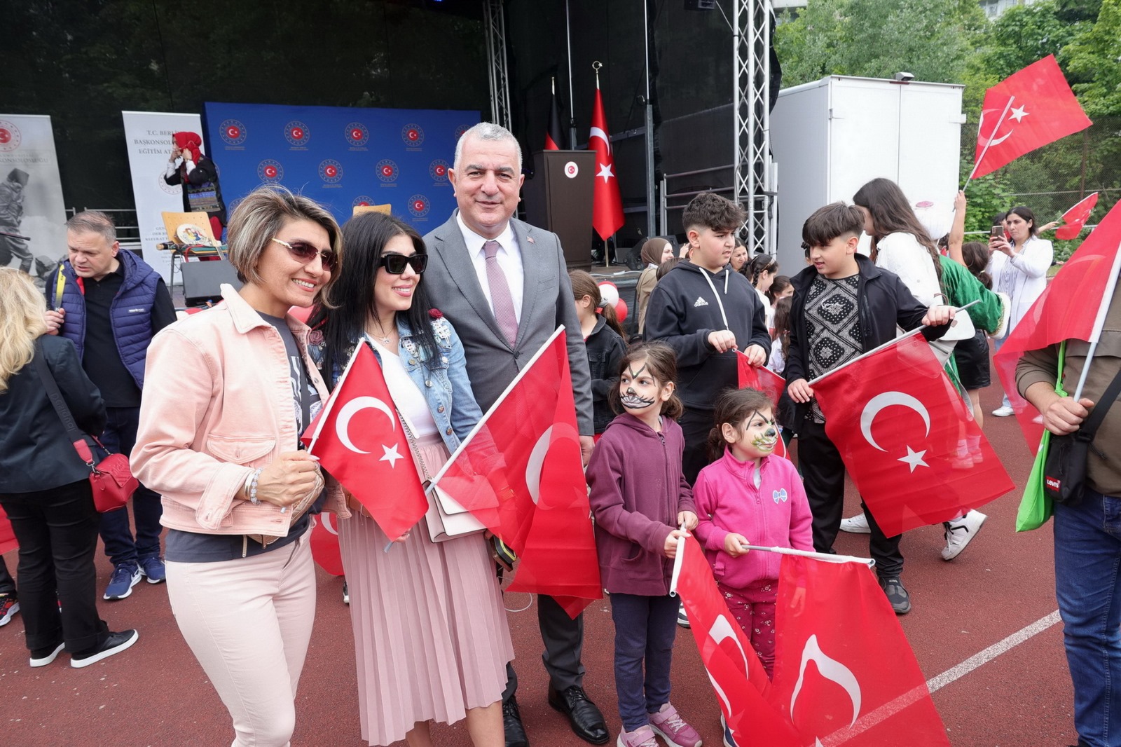 Berlin`de 19 Mayıs ve 23 Nisan Şenlikleri Coşkuyla Kutlandı