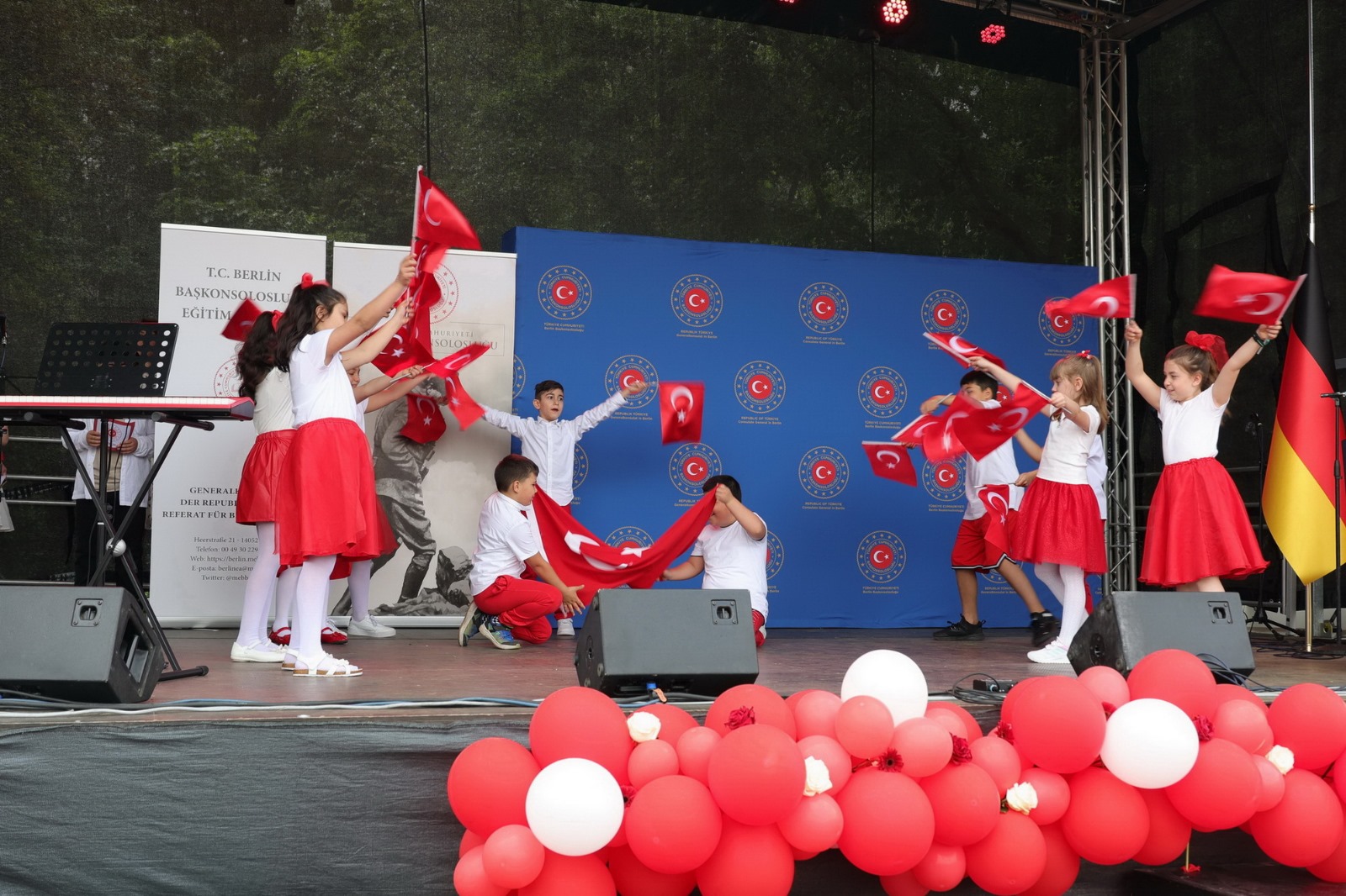 Berlin`de 19 Mayıs ve 23 Nisan Şenlikleri Coşkuyla Kutlandı