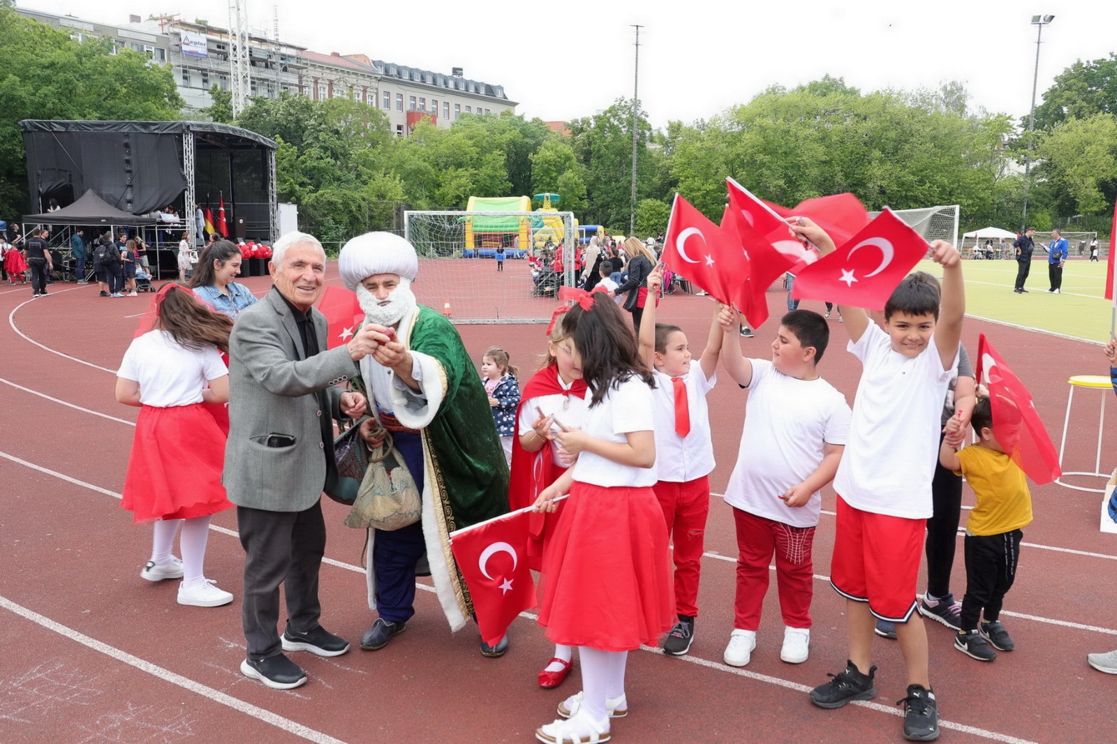 Berlin`de 19 Mayıs ve 23 Nisan Şenlikleri Coşkuyla Kutlandı