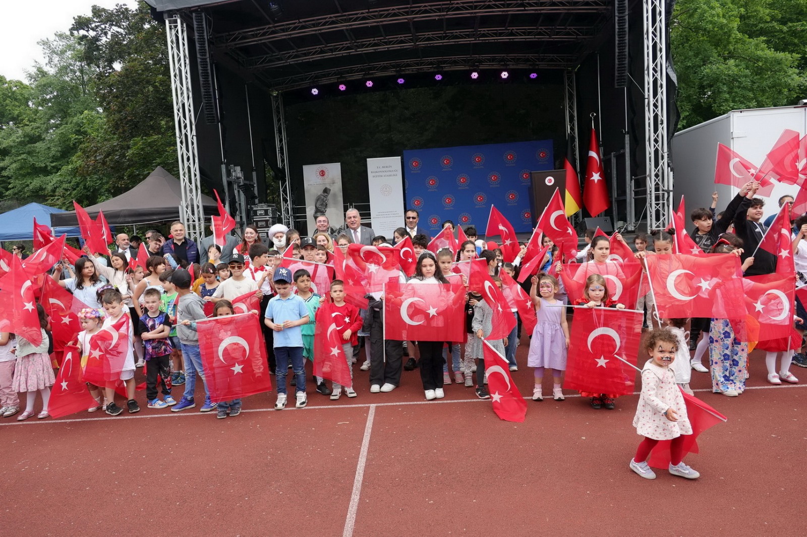 Berlin`de 19 Mayıs ve 23 Nisan Şenlikleri Coşkuyla Kutlandı