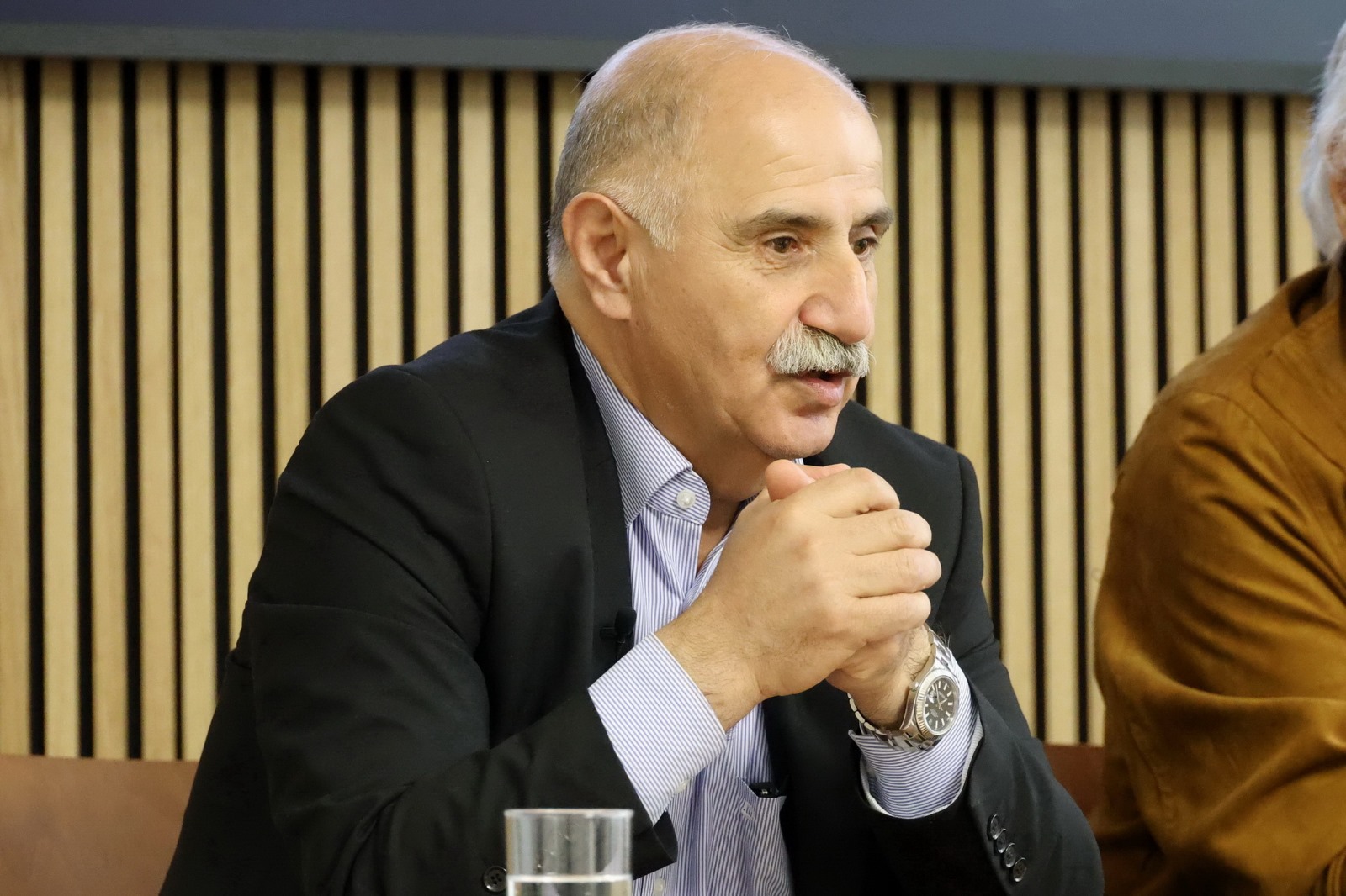 “Türkler yıkılan Berlin Duvarı`nın altında kaldı”