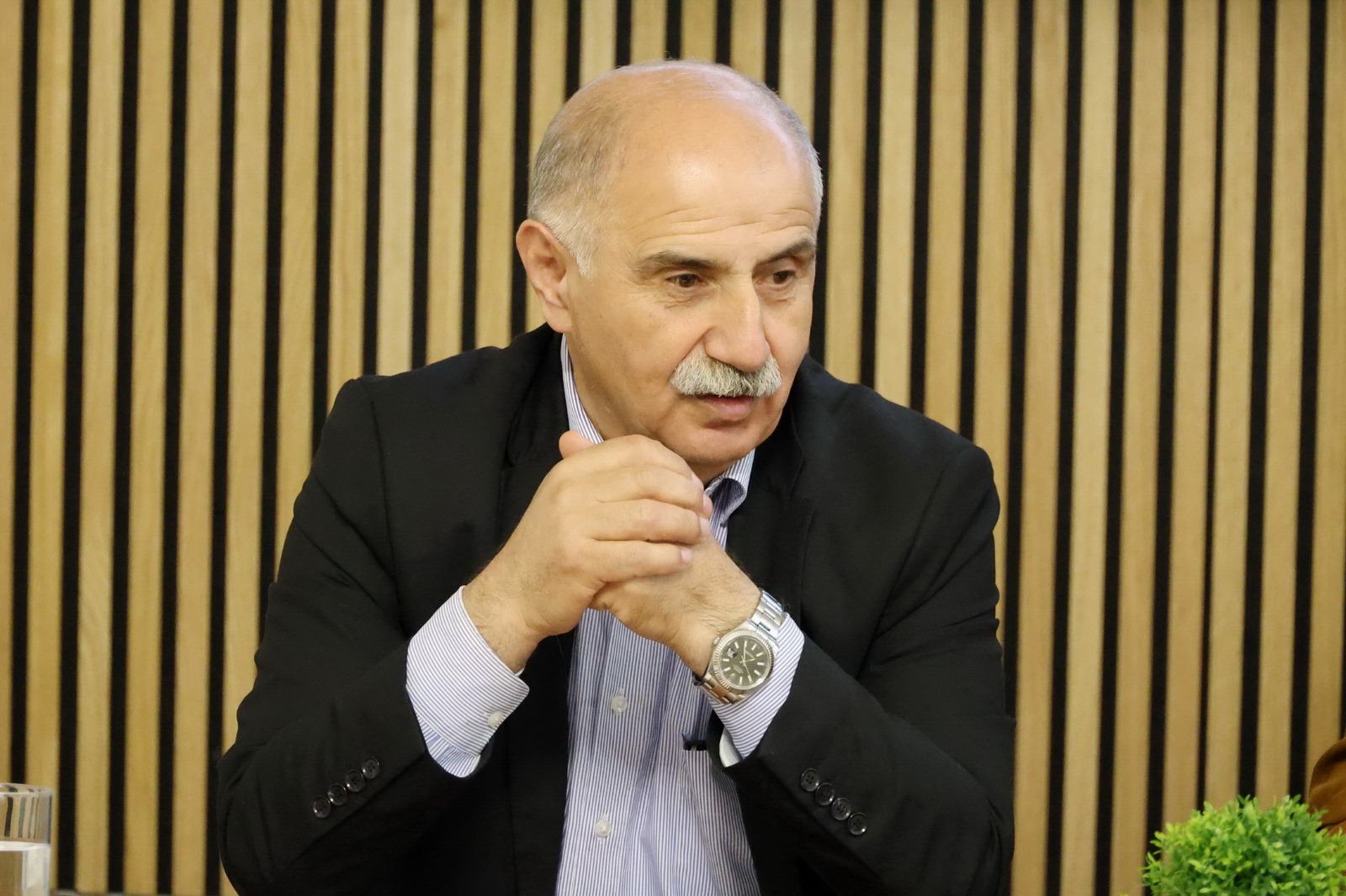 “Türkler yıkılan Berlin Duvarı`nın altında kaldı”