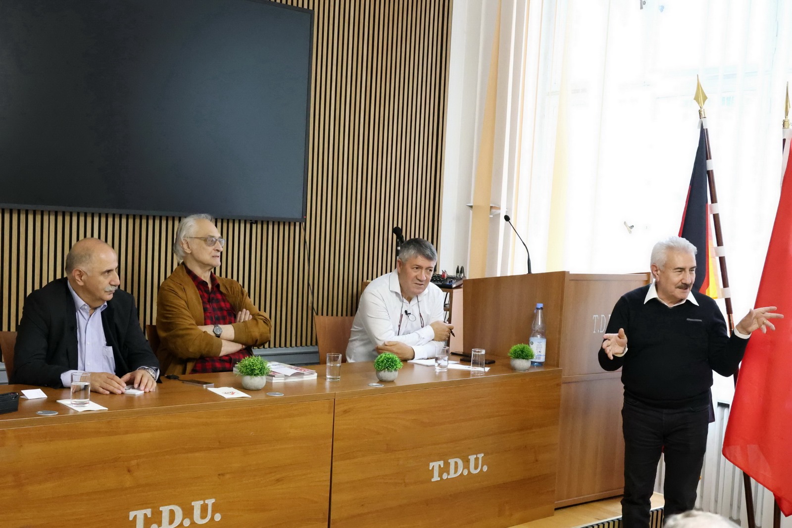 “Türkler yıkılan Berlin Duvarı`nın altında kaldı”
