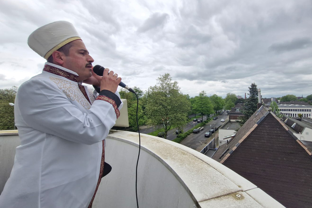 Krefeld’de tarihi gün: Açıktan ilk ezan okundu