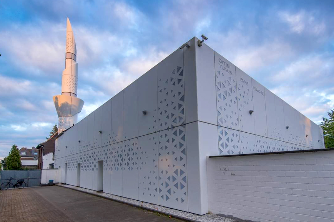 Krefeld’de tarihi gün: Açıktan ilk ezan okundu