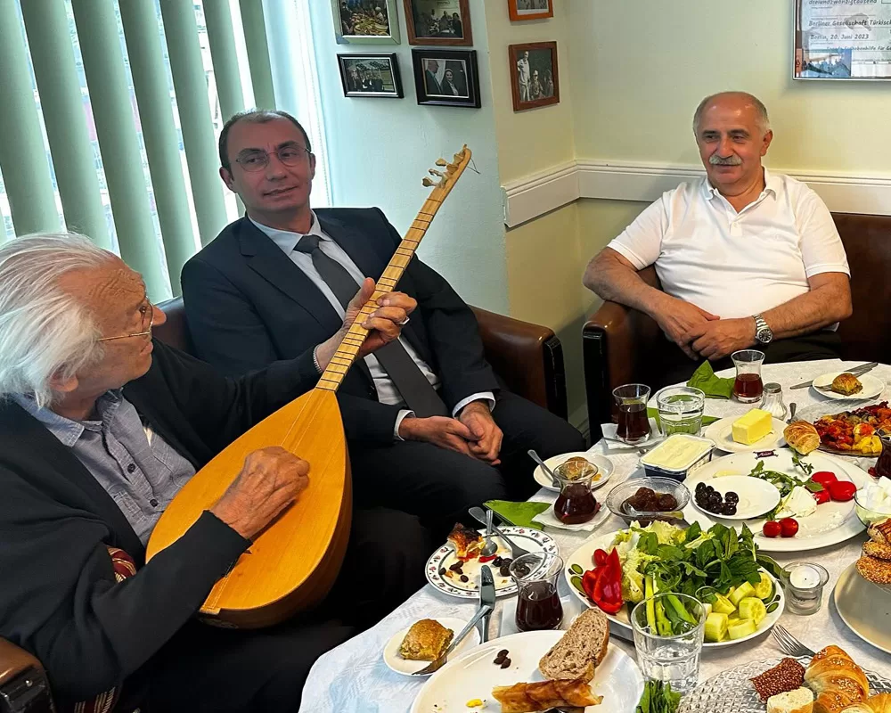 Berlin Dosteli’nden Birinci Nesille Bayramlaşma