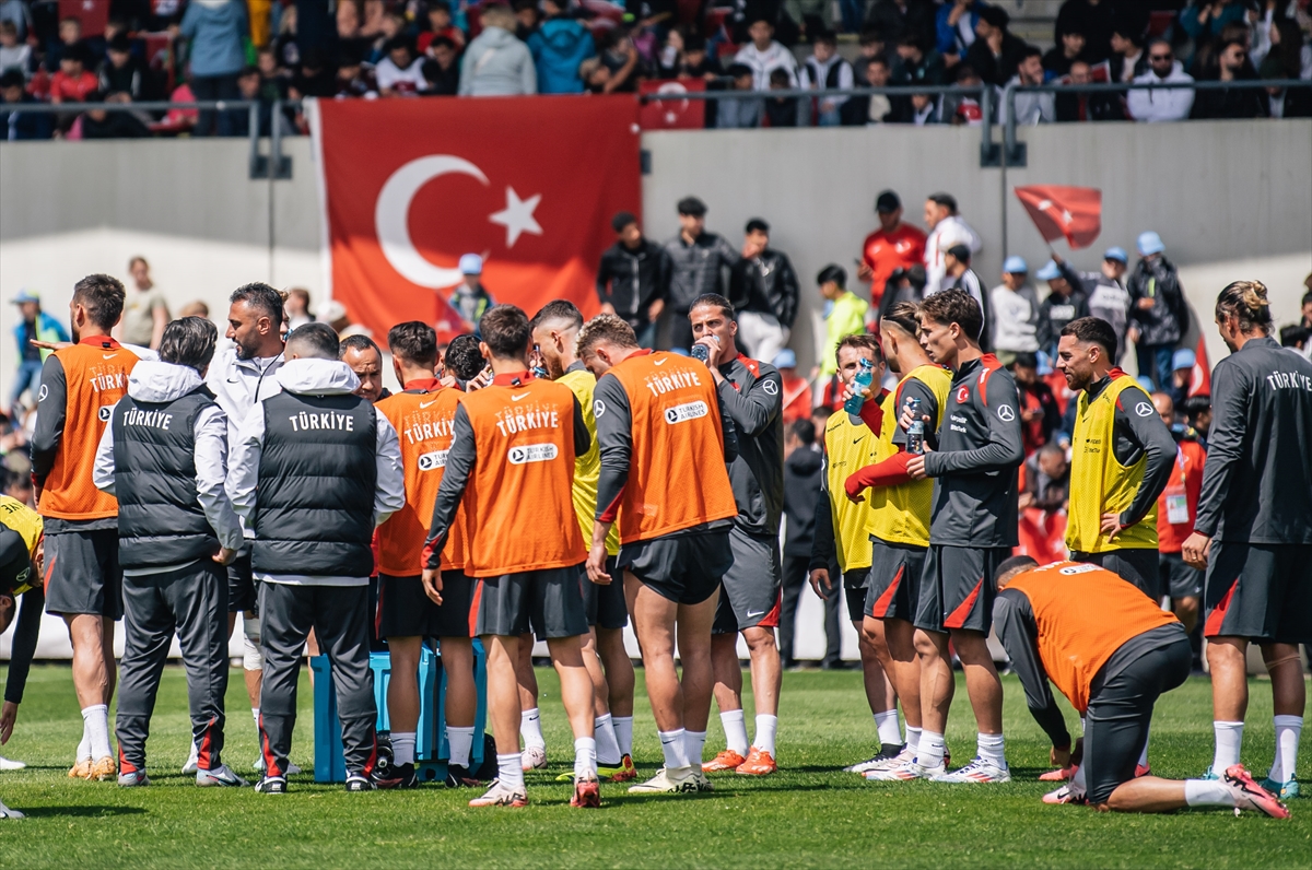 A Milli Takım, EURO 2024 için ilk antrenmanını taraftara açtı
