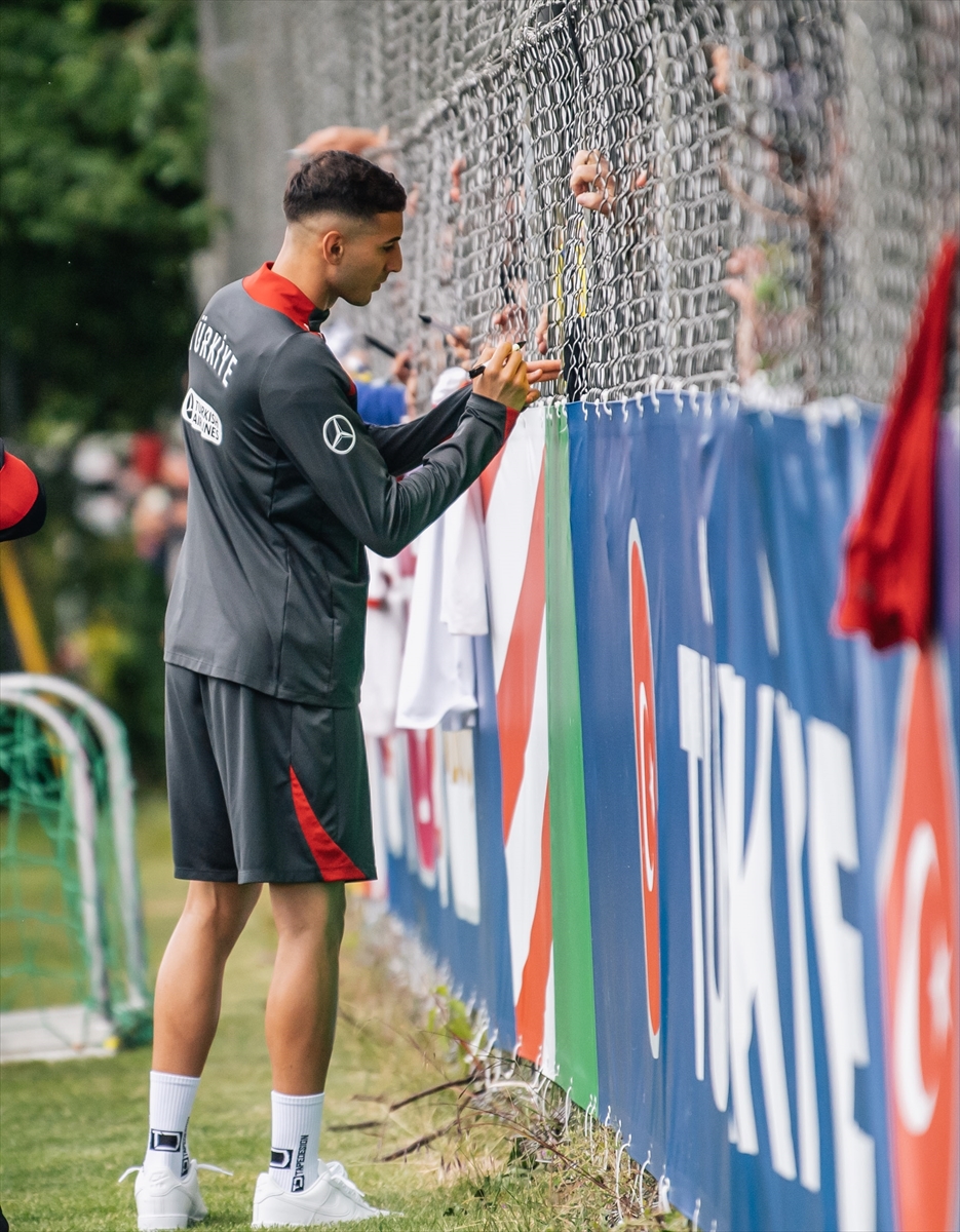 A Milli Takım, EURO 2024 için ilk antrenmanını taraftara açtı