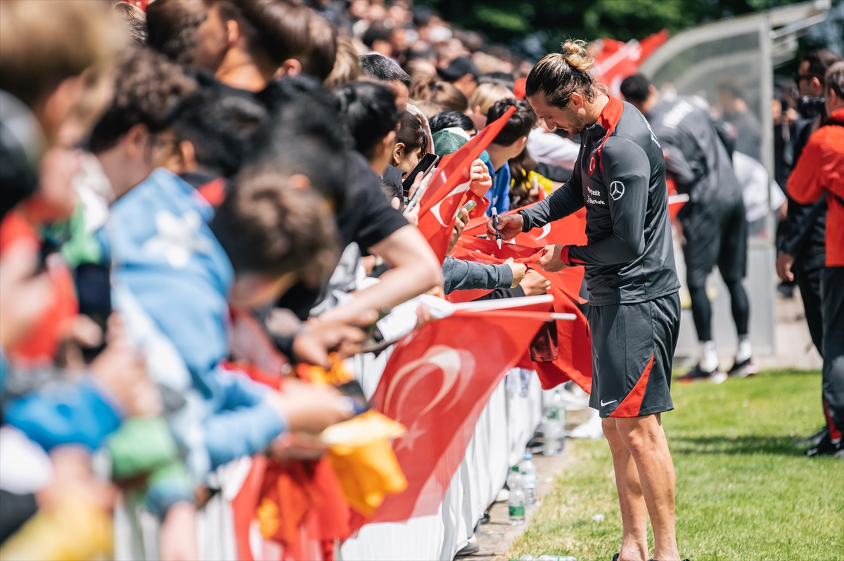 A Milli Takım, EURO 2024 için ilk antrenmanını taraftara açtı