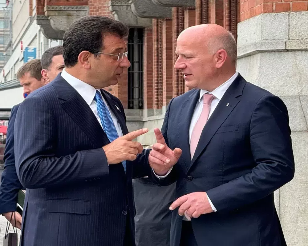 İmamoğlu, İstanbul'un kardeş şehri Berlin'in "Altın Defteri"ni imzaladı