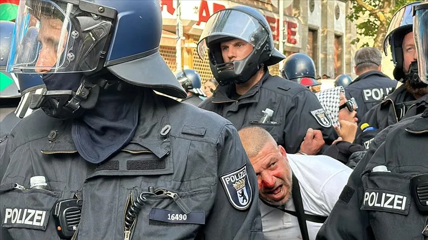 Berlin’de Filistin’e destek gösterisinde çok sayıda kişi gözaltına alındı