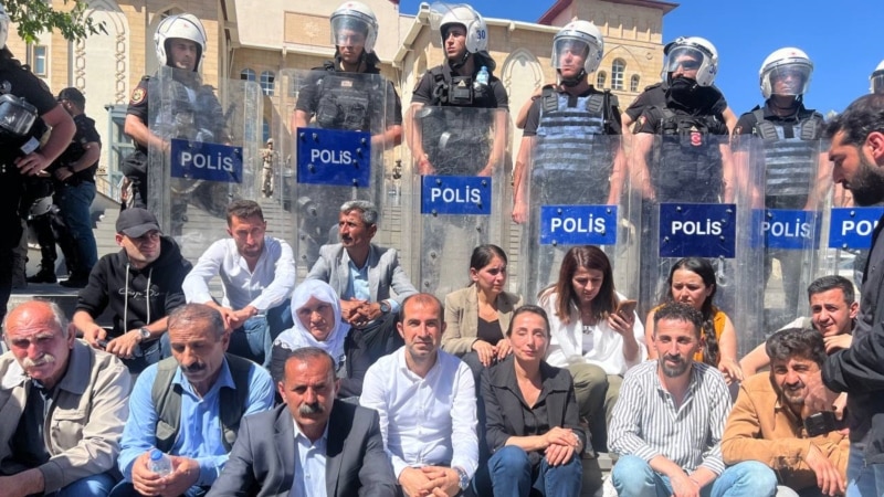 Hakkari’de yerine kayyum atanan Akış’a 19 yıl hapis cezası verilmesi tepkileri arttırdı