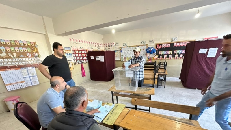 Türkiye’de üç ilçe ve dört belde sandık başında