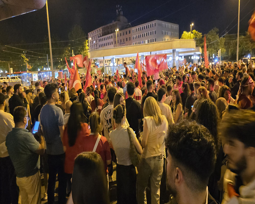 Çek galibiyeti sokaklara döktü