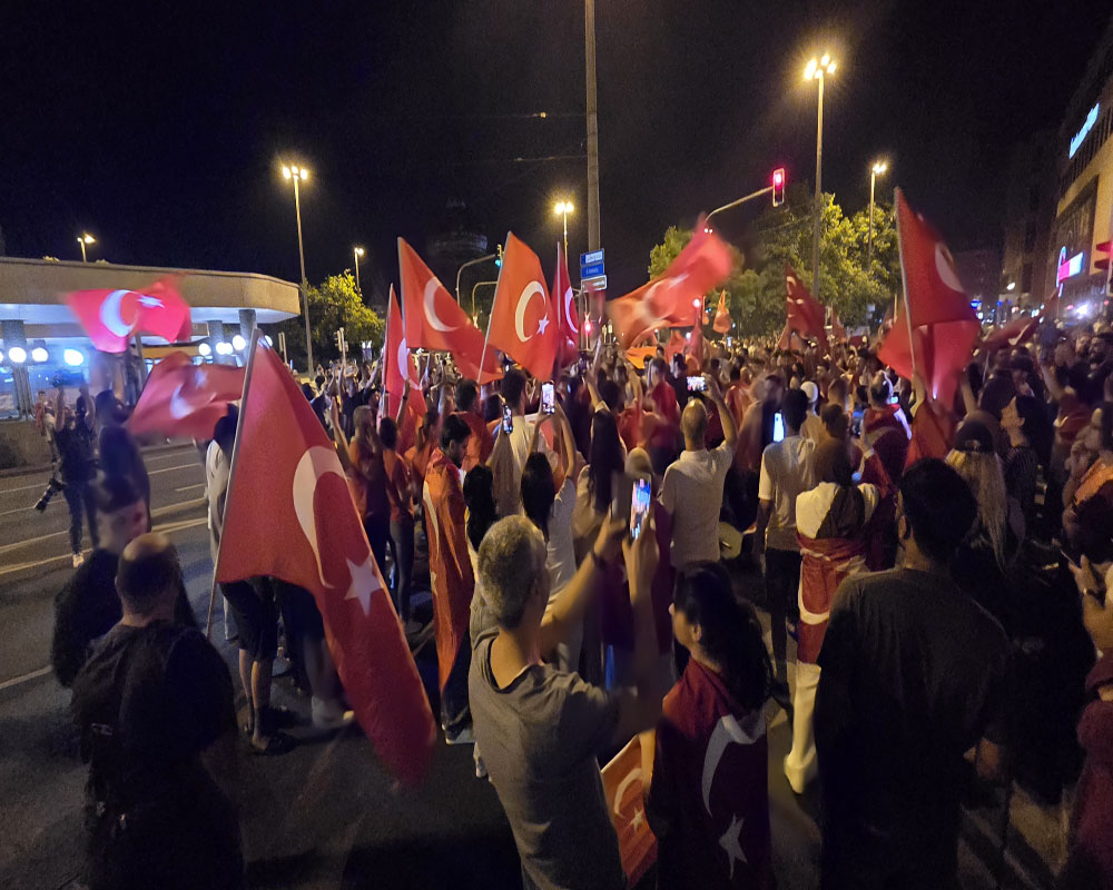 Çek galibiyeti sokaklara döktü