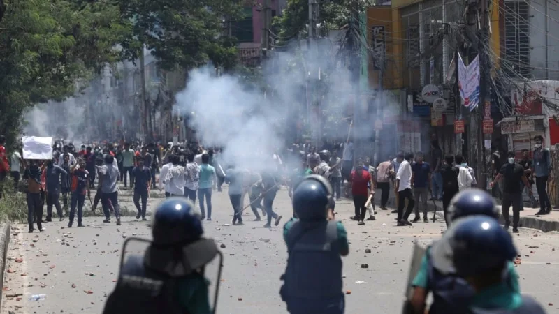 Bangladeş’te sokağa çıkma yasağı: Polise ateş açma emri