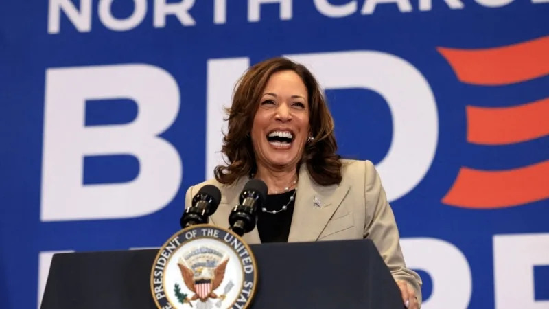 Biden’ın adaylık için destek verdiği Kamala Harris kimdir?