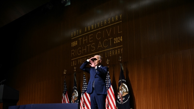 Biden “demokrasi” ve “hukukun üstünlüğü” ilkelerini vurgulamaya devam ediyor