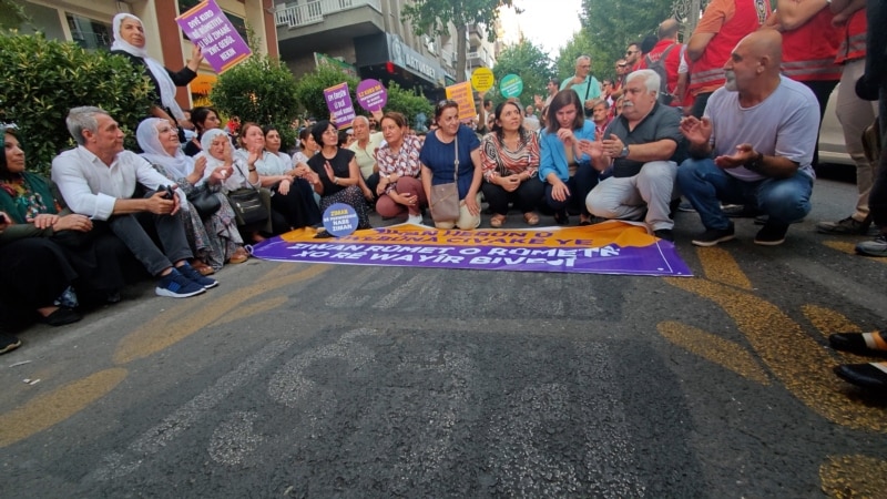 Diyarbakır ve Van’da yaya geçitlerindeki Kürtçe yazıların silinmesine tepkiler büyüyor
