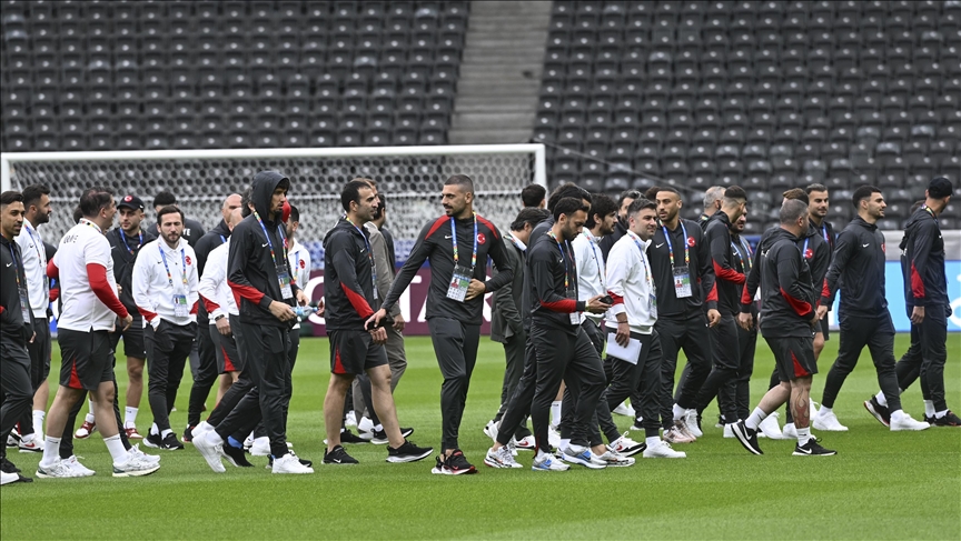 A Milli Futbol Takımı, Berlin Olimpiyat Stadı'nda yürüyüş yaptı