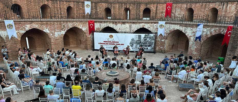 Alanya´da Tarihi Kızılkule´de Müzik Ziyafeti