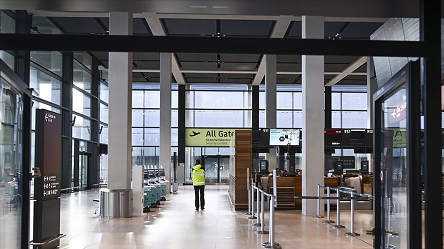 Frankfurt Havalimanı'nda 50 uçuş iptal edildi