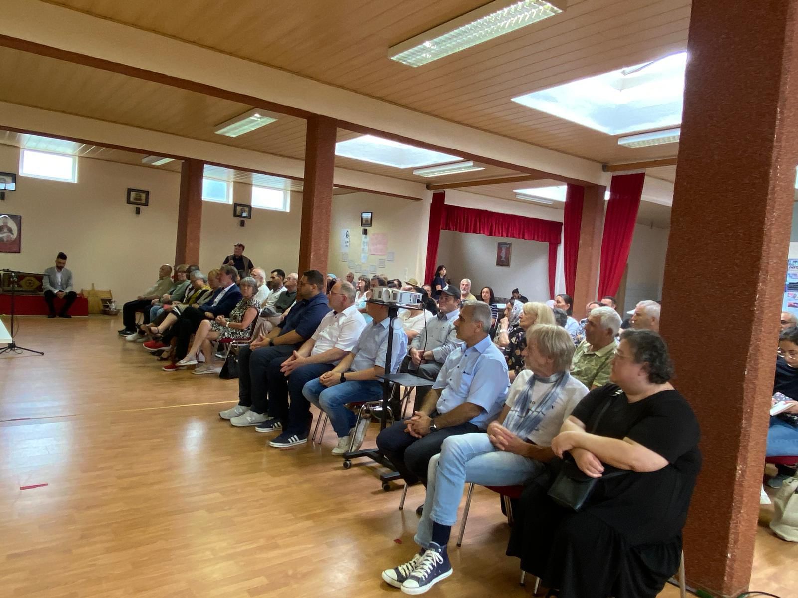 Almanya’daki Cemevlerinde oruçlar açıldı aşure pay edildi
