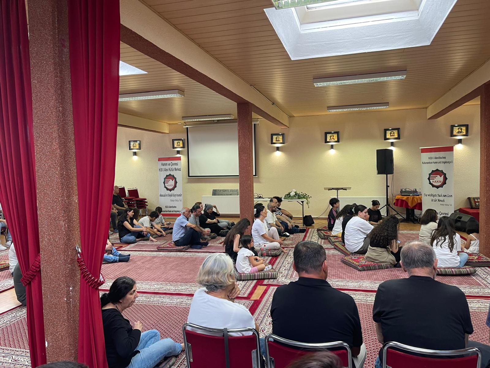 Almanya’daki Cemevlerinde oruçlar açıldı aşure pay edildi
