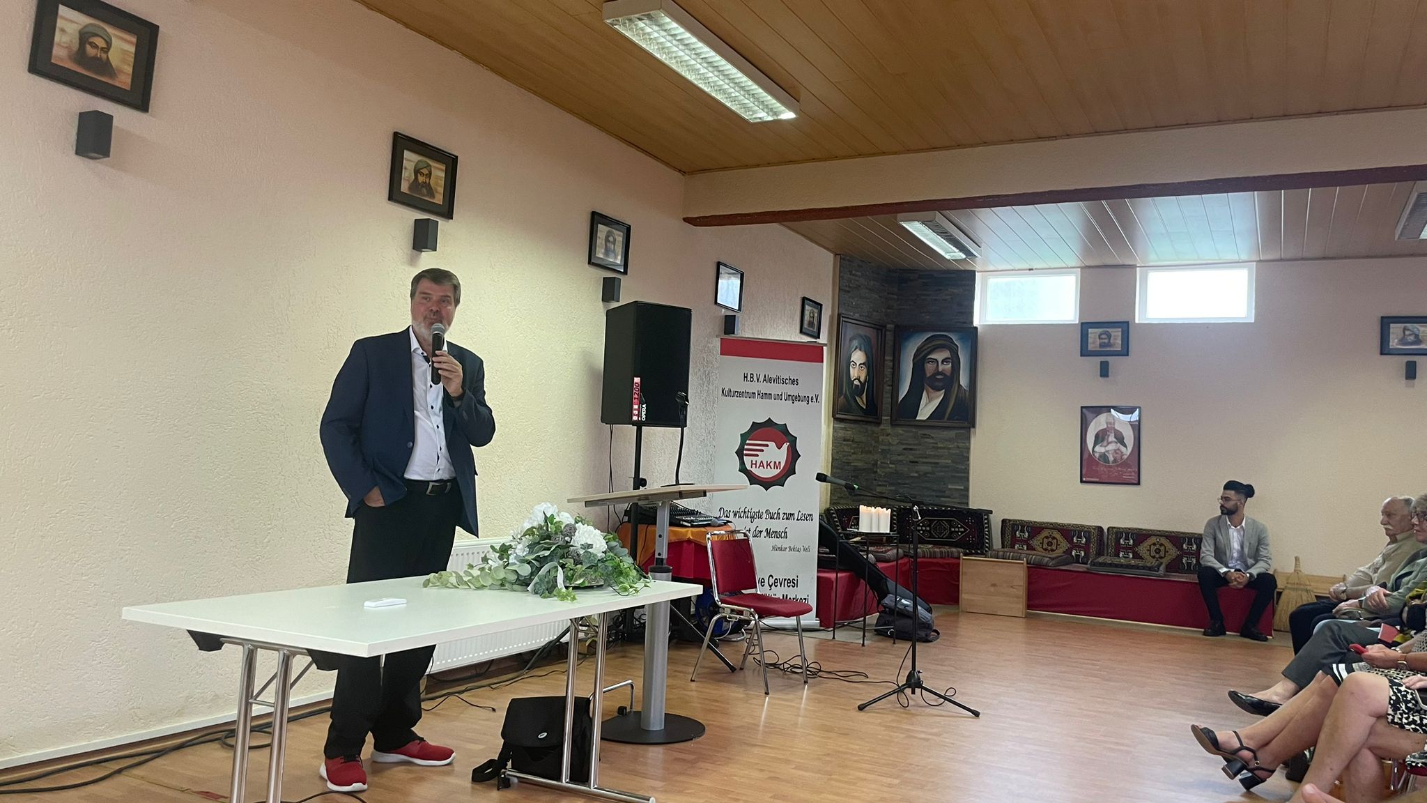 Almanya’daki Cemevlerinde oruçlar açıldı aşure pay edildi