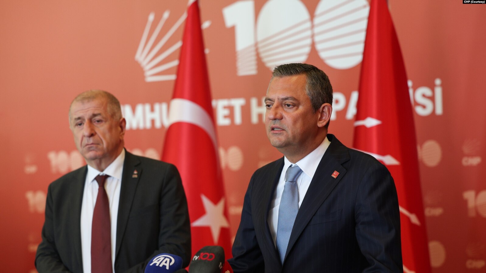 Zafer Partisi’nin CHP ziyaretinde ‘Bozkurt’ işareti öne çıktı