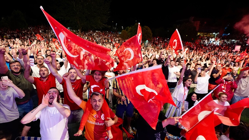 Meydanlarda çeyrek final coşkusu