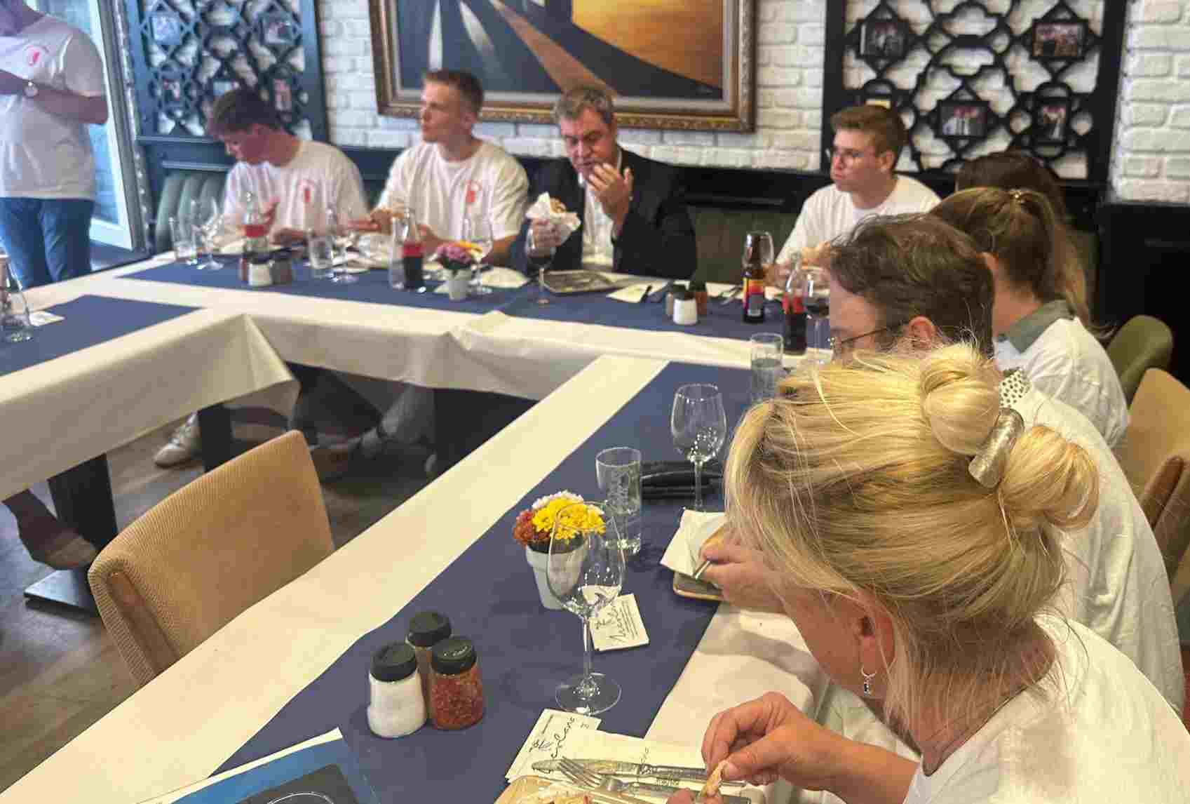 Söder, hem kesti hem döner ikram etti