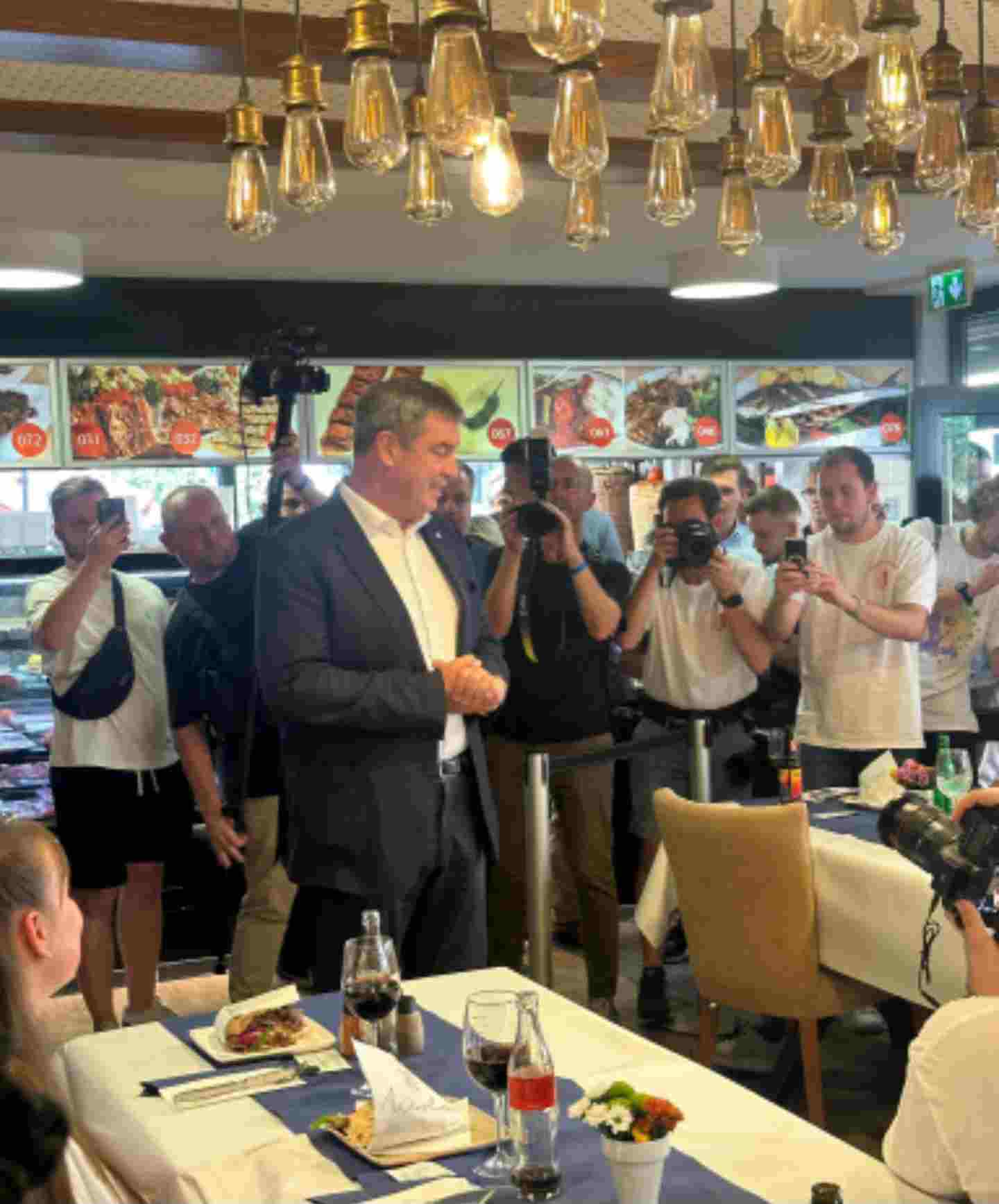 Söder, hem kesti hem döner ikram etti