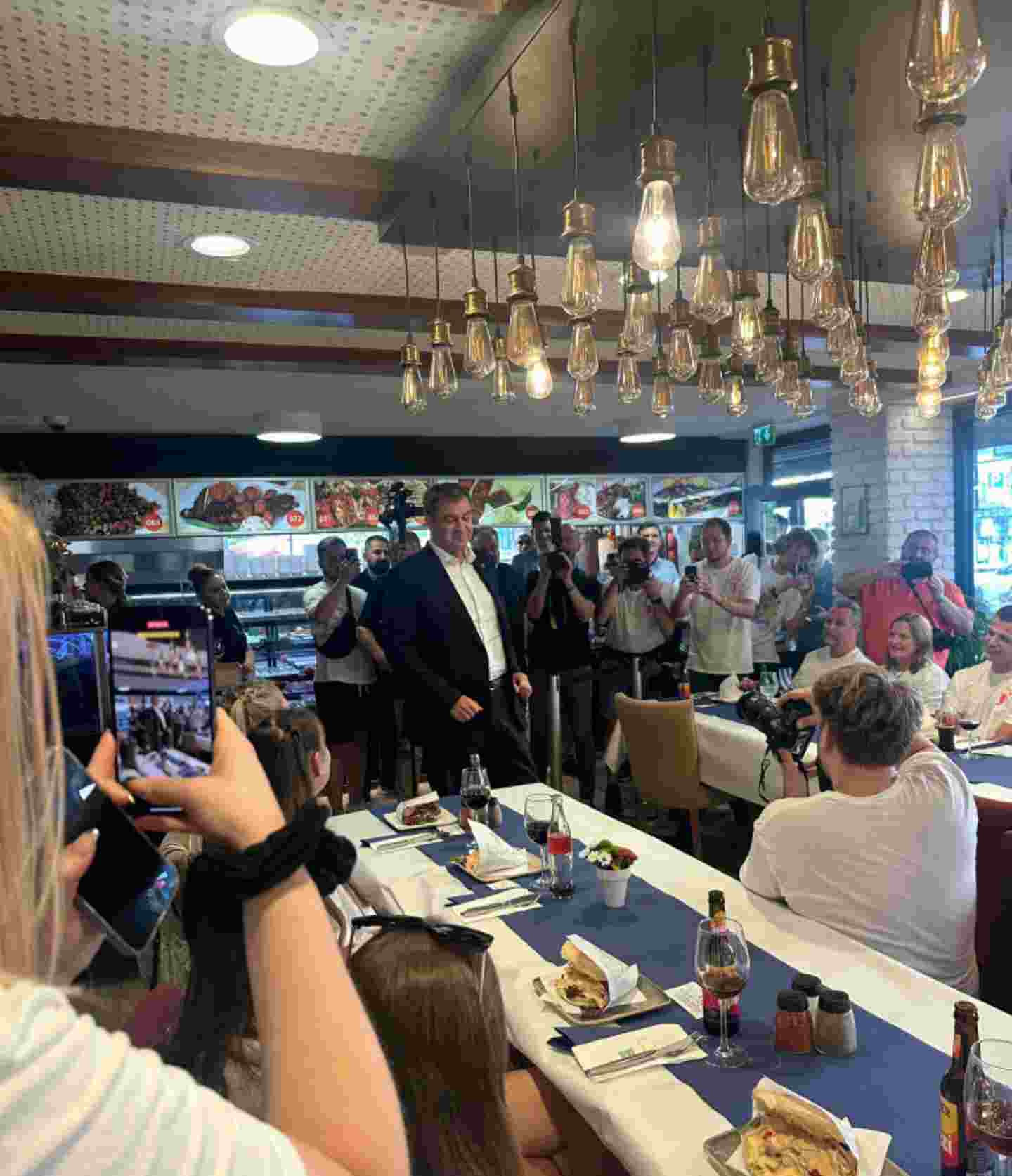 Söder, hem kesti hem döner ikram etti