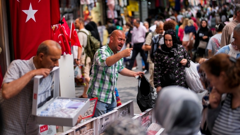 Türkiye'de yıllık enflasyon TÜİK’e göre yüzde 61,78, ENAG’a göre yüzde 100,88