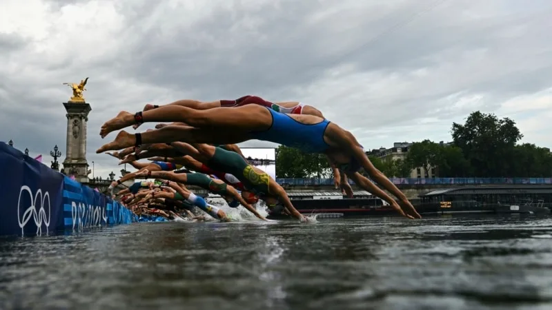 Seine Nehri’nde yüzen iki sporcu hastalanarak yarışlardan çekildi