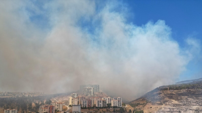 İzmir'de yangın sürüyor rüzgar müdahaleyi zorlaştırıyor