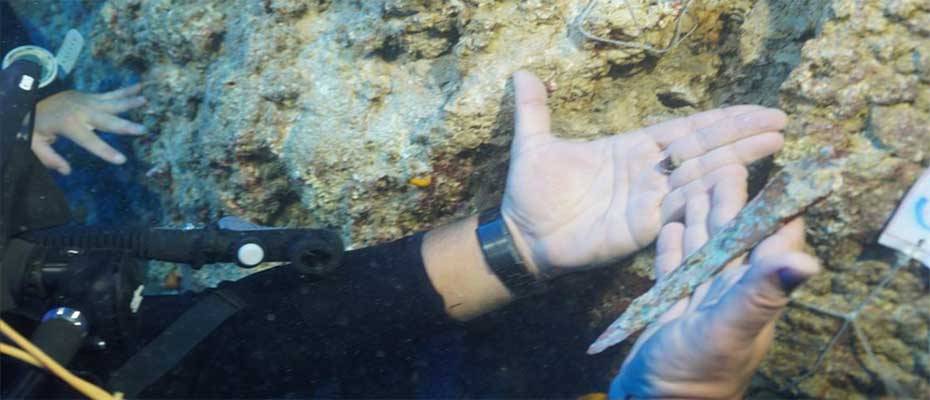 Akdeniz'deki Su Altı Kazısında 3 Bin 600 Yıllık Tunç Hançer Keşfedildi