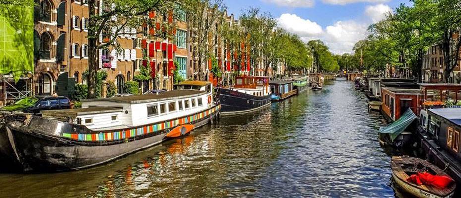 Aktivistler yolcu gemisinin Amsterdam'a girişini engelledi