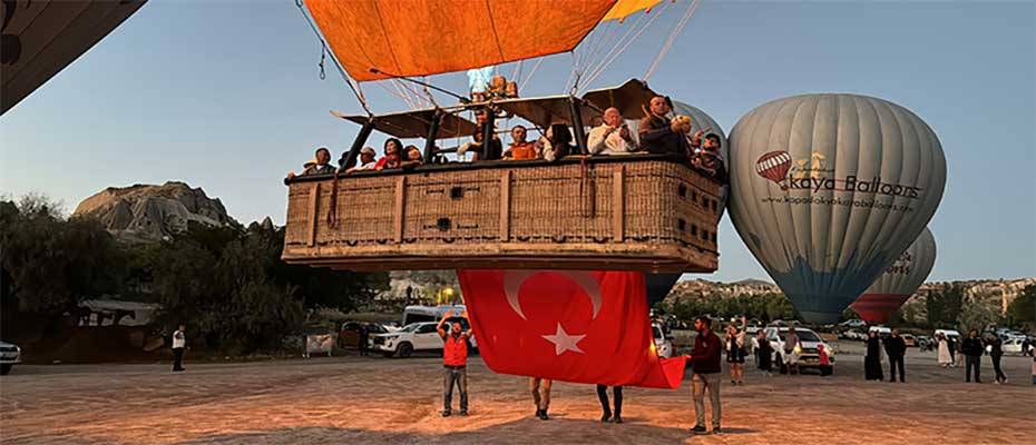 Kapadokya'da balonlar Türk bayraklarıyla uçtu