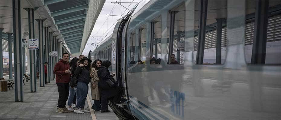 Trenlerle bu yıl yaklaşık 3,8 milyon genç yüzde 15 indirimli seyahat etti