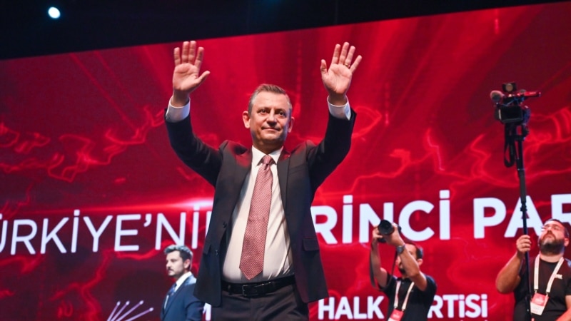 Özgür Özel tüzük kurultayında hangi mesajları verdi?