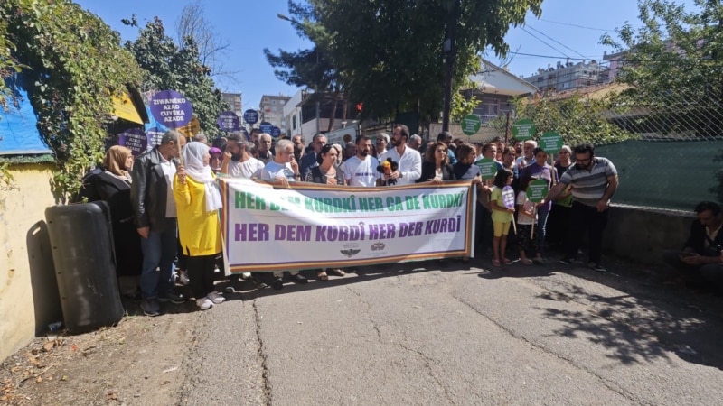 Diyarbakır'da Kürtçe dil dersleri veren MED-DER'e ve bir kitabevine polis baskını