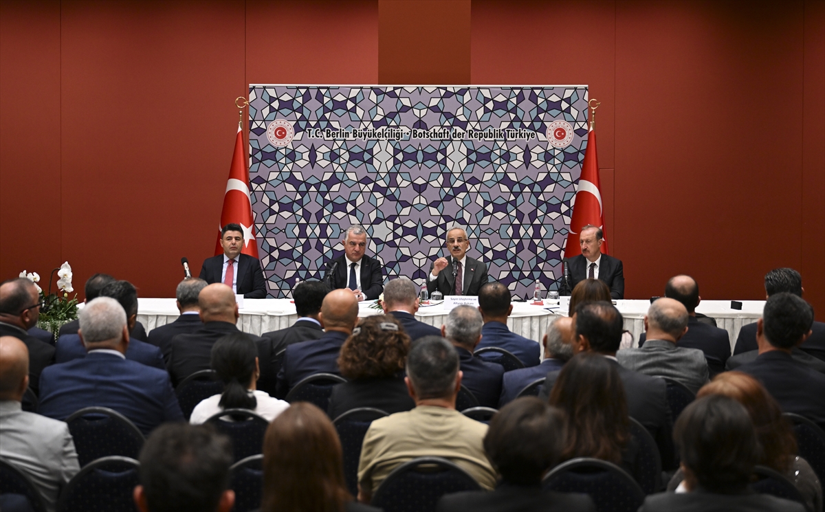 Bakan Uraloğlu, Berlin Büyükelçiliğinde STK temsilcileri ve iş insanlarıyla buluştu
